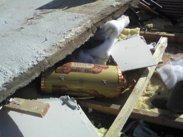 ספר התורה בתוך הבית שנהרס לפנות בוקר באיתמר