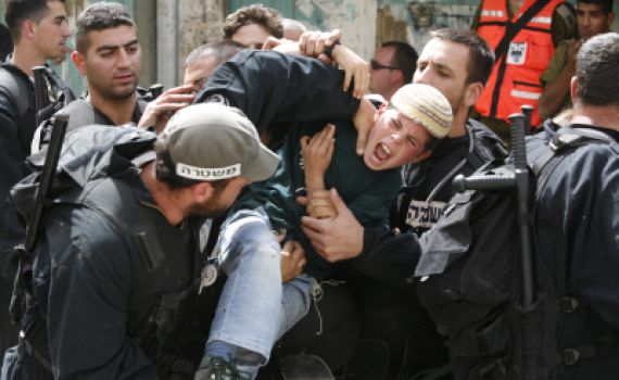 צפו: שוטר מג"ב מרסס קטין בגז פלפל מטווח אפס