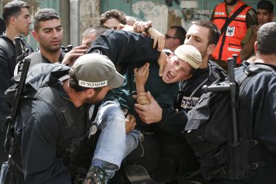 צפו: שוטר מג"ב מרסס קטין בגז פלפל מטווח אפס