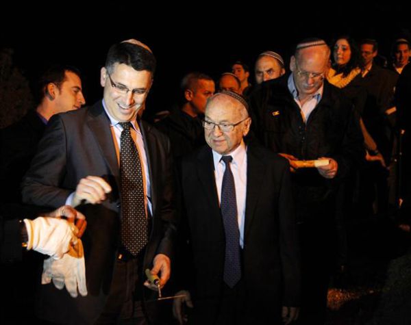 צפו: הנחת אבן הפינה לקמפוס ישיבת "עתניאל"