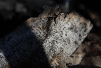 גוילים נשרפים: תמונות מלווית ספרי התורה בישוב חריש