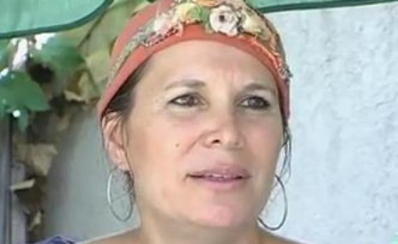 אשת הרב היא שחקנית, מחזאית ותסריטאית