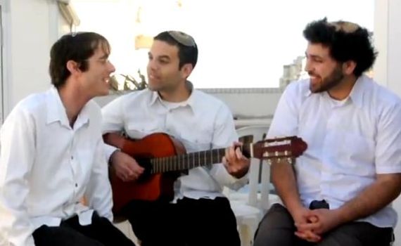 אנדרדוס: נגד קולות שניים בשירי קודש