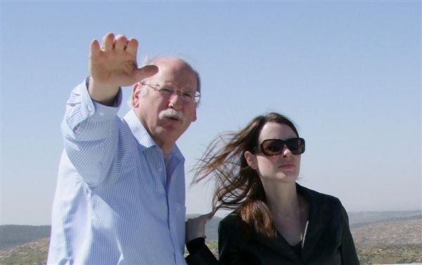 מגישת חדשות ערוץ 10 סיירה בהר חברון