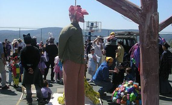 מנהג התוניסאים: תולים את המן ואחר כך שורפים אותו