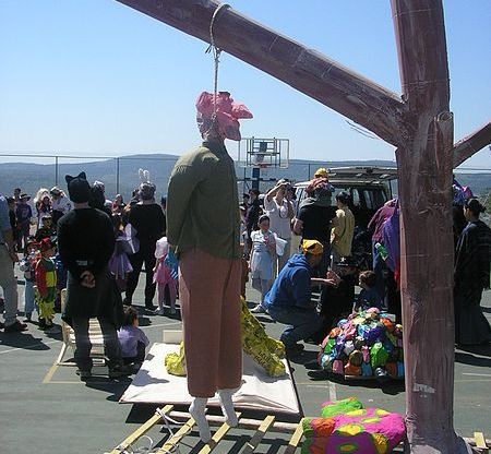 מנהג התוניסאים: תולים את המן ואחר כך שורפים אותו