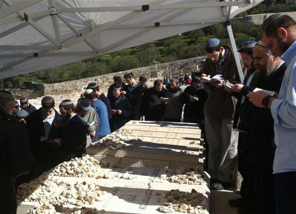 30 שנה: מאות עלו לציון קברו של הרב צבי יהודה קוק זצ"ל