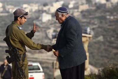 למרות ההסכמה לפינוי פעילי ימין עושים דרכם לרמת גלעד