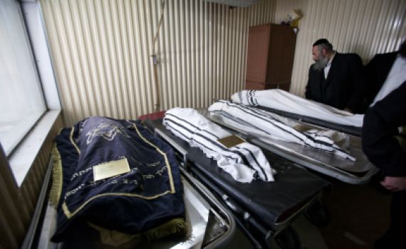 הנרצחים מובאים לקבורה; המשטרה סוגרת על המחבל