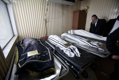 הנרצחים מובאים לקבורה; המשטרה סוגרת על המחבל