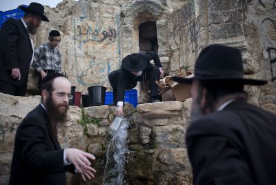 תמונות: שאיבת 'מים שלנו' ממעיין ליד ירושלים