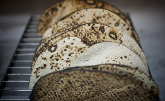 הרבנות מזהירה: זיוף כשרות במצות שמורות עבודת יד