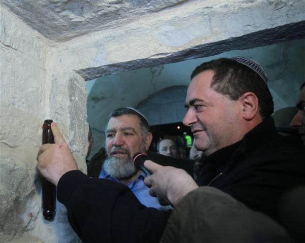 צפו ברגע המרגש: אחרי 11 שנה קביעת מזוזה בקבר יוסף