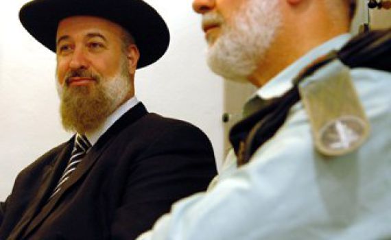 שיא חדש במאבק בין הרב יעקב יוסף לרב ישראל וייס