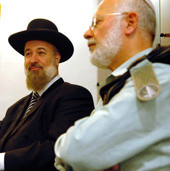 שיא חדש במאבק בין הרב יעקב יוסף לרב ישראל וייס