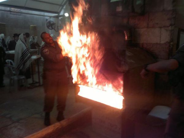 שרפה פרצה במערת המכפלה שפונתה חלקית ממתפללים