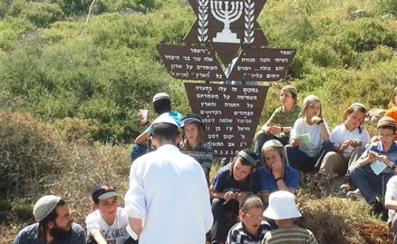 שריקות וקריאות שמחה של ערבים בזמן צפירת יום הזכרון