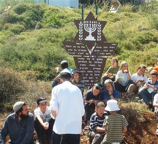 שריקות וקריאות שמחה של ערבים בזמן צפירת יום הזכרון