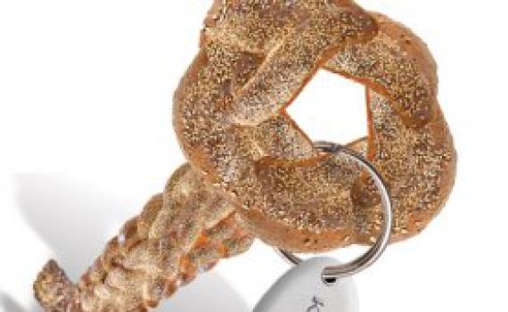 סגולה לפרנסה: לשבת הקרובה לאפות חלה בצורת מפתח