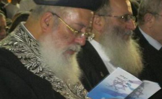 הרב עמאר הגיע לתפילת יום העצמאות ואסר לברך על ההלל