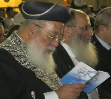 הרב עמאר הגיע לתפילת יום העצמאות ואסר לברך על ההלל