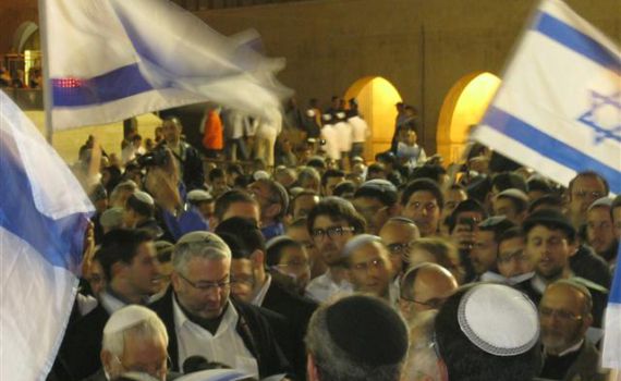 אלפים בכותל המערבי בתפילת ליל יום העצמאות