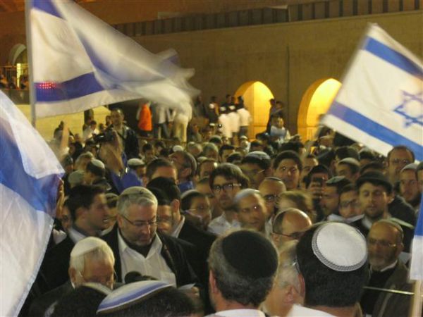 אלפים בכותל המערבי בתפילת ליל יום העצמאות