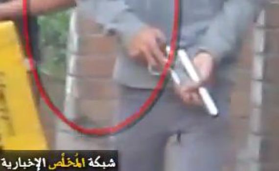 חיות אדם: מפגין מצרי יורה על צלם באקדח מטווח קצר