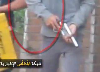 חיות אדם: מפגין מצרי יורה על צלם באקדח מטווח קצר