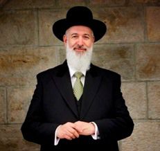 הרב מצגר לגבאים: חלקו את עלוני השבת אחרי התפילה