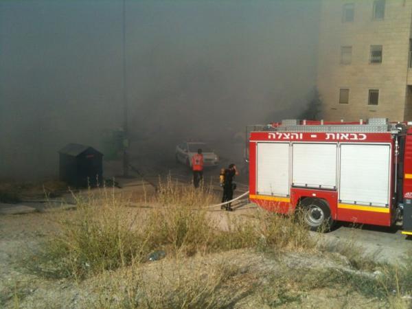 שריפה במתחם בתי כנסת; החובשים חילצו את ספרי התורה