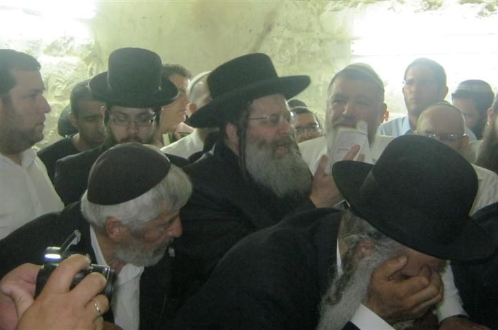 אלפי מתפללים בליל 'יסוד שביסוד' בקבר יוסף