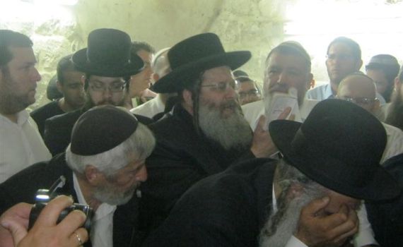 אלפי מתפללים בליל 'יסוד שביסוד' בקבר יוסף