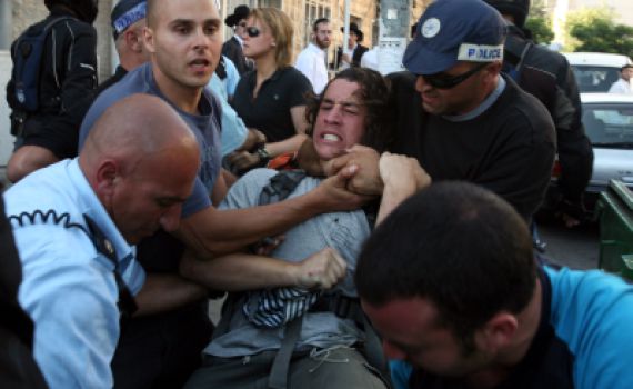 הערבי התפרע ותקף, המתפללים היהודים נעצרו