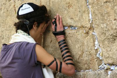 הרב, האם לשים פתק בכותל זו עבודה זרה?