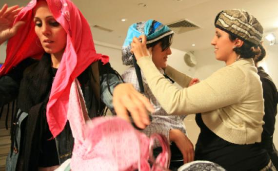 הרב, אני יוצא עם בחורה והיא לא רוצה לשים כיסוי ראש