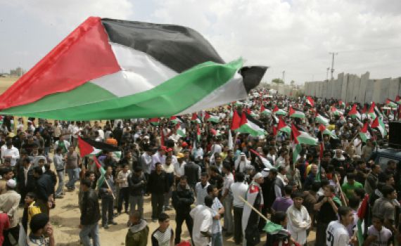 מתיחות ברצועה: עשרות אלפי מפגינים בגבול עזה