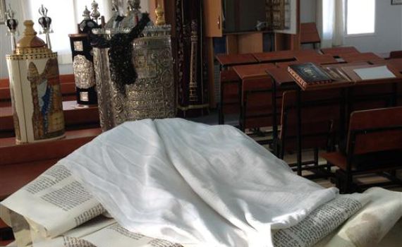 בית הכנסת נפרץ, ספרי התורה נקרעו והושלכו על הרצפה