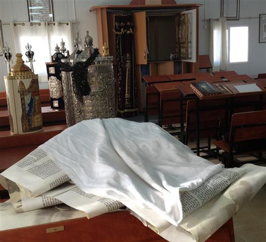 בית הכנסת נפרץ, ספרי התורה נקרעו והושלכו על הרצפה