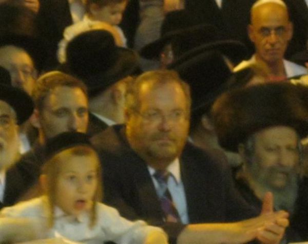 השר הרשקוביץ בחגיגת ל"ג בעומר של חסידות ויז'ניץ