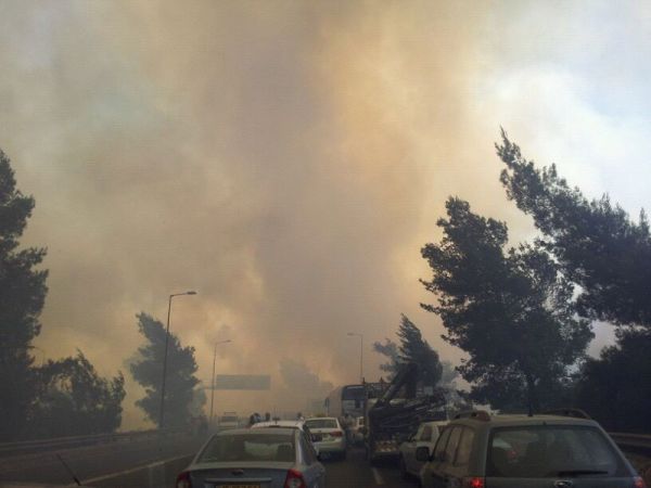 שריפת הענק: כביש מס' 1 נסגר; תושבים פונו מבתיהם