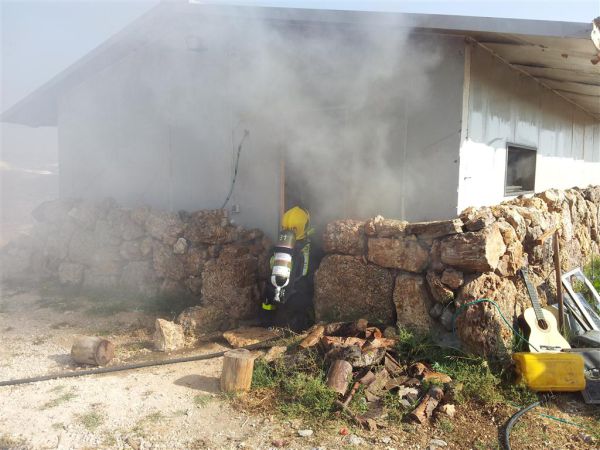 ערבים הציתו בית בחוות גלעד; המתנחלים זועמים