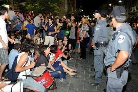 סכנה: אנרכיה מימין ומשמאל