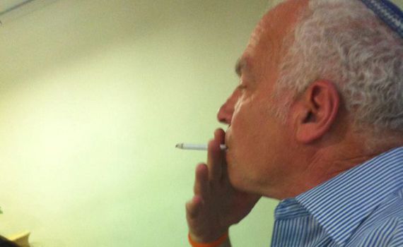 אורי אריאל נלחם בעישון אך נתפס עם סיגריה בפה