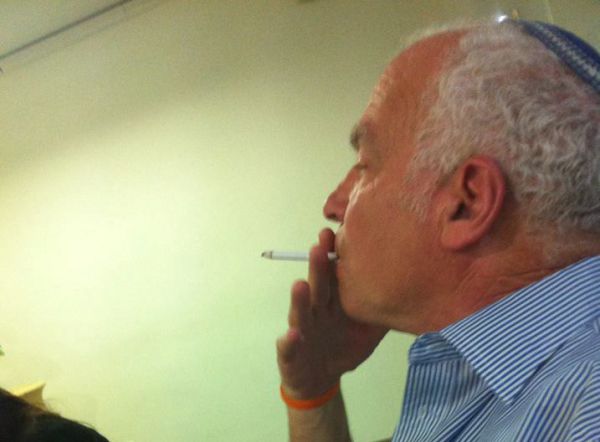 אורי אריאל נלחם בעישון אך נתפס עם סיגריה בפה