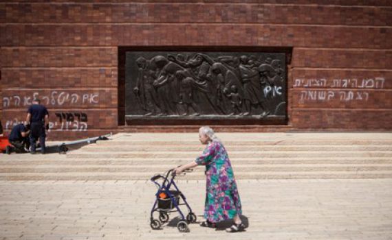 ריבלין: "מרססי הכתובות ב'יד ושם' הם מופרעים"