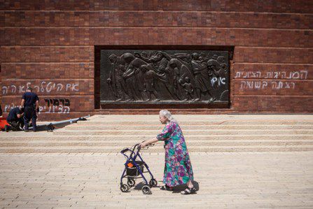 ריבלין: "מרססי הכתובות ב'יד ושם' הם מופרעים"