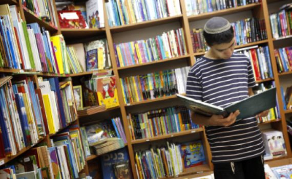 שבוע הספר: אל תקנו ספרי יהדות מסופרים בשקל