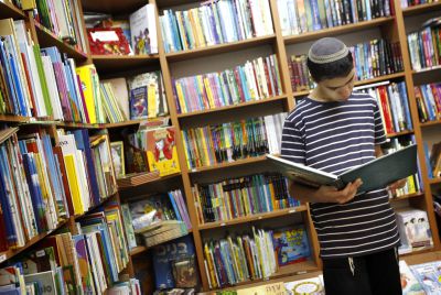 שבוע הספר: אל תקנו ספרי יהדות מסופרים בשקל