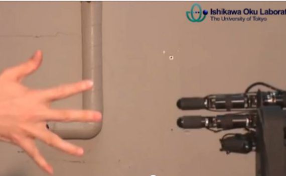 מגניב: הרובוט שמנצח תמיד ב'אבן נייר ומספריים'